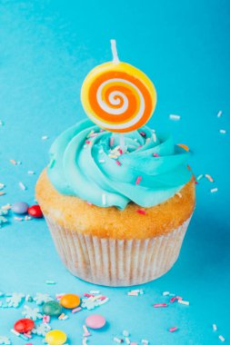 Doğum günü ya da erkek bebek partisi mumlu kek, tatil konsepti.