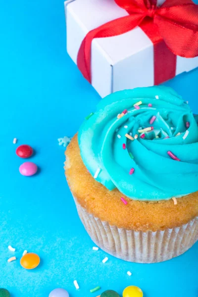 Cupcake Com Presente Azul Feliz Aniversário Chá Natal Bebê Feriados — Fotografia de Stock