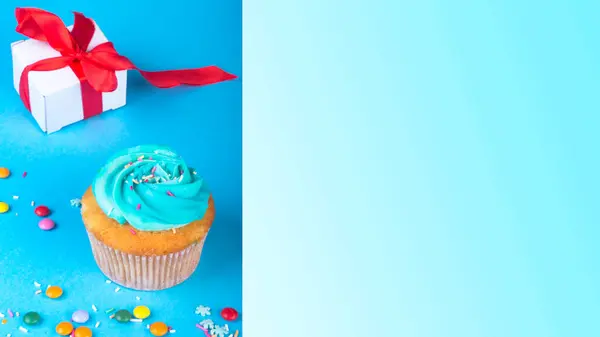 Komposition Von Cupcake Mit Geschenkbox Mit Roter Schleife Auf Blauem — Stockfoto