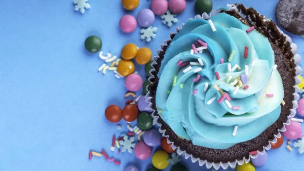 Cupcake Chocolate Com Chantilly Fundo Azul Decorado Com Flocos Neve — Fotografia de Stock