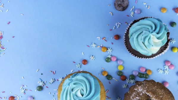 Chocolate Gourmet Cupcakes Baunilha Cobertos Com Cobertura Creme Manteiga Azul — Fotografia de Stock