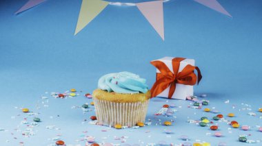 Mavi kurdeleli hediye kutulu kek kompozisyonu, mutlu yıllar, Noel bebek partisi, bayram tebrik kartı, parti, sürpriz, hediyeler, hediye konsepti