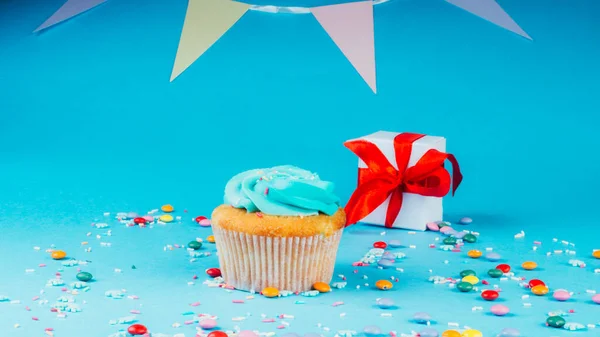 Composição Cupcake Com Caixa Presente Com Fita Vermelha Azul Feliz — Fotografia de Stock