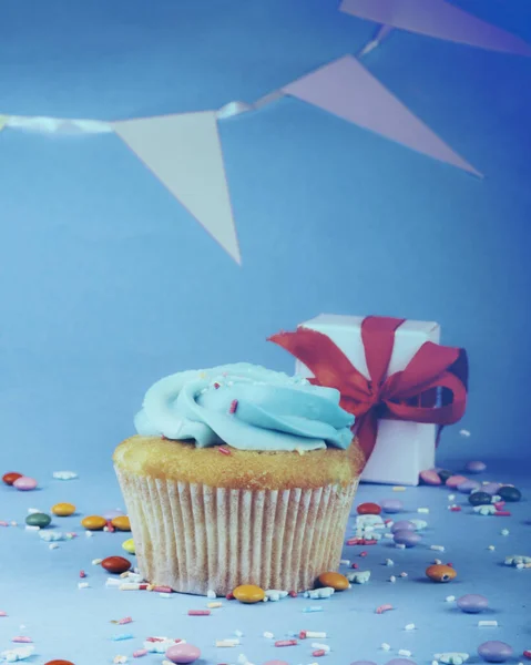 Komposition Von Cupcake Mit Geschenkbox Mit Roter Schleife Auf Blauem — Stockfoto