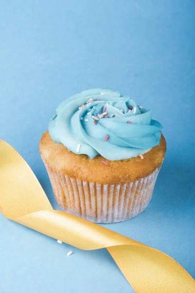 Cupcake Saboroso Com Fita Amarela Para Aniversário Dia Das Mães — Fotografia de Stock