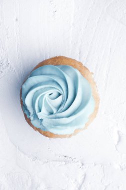 Lezzetli kek ya da krem şantili krem peynirli beyaz arka planda süslü kek. Mutlu yıllar, kartpostal.