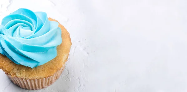 Heerlijke Cupcake Muffin Versierd Met Blauwe Slagroom Kaas Glazuur Witte — Stockfoto