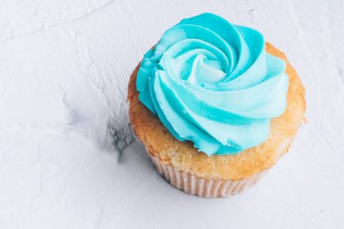 Lezzetli kek ya da krem şantili krem peynirli beyaz arka planda süslü kek. Mutlu yıllar, kartpostal.