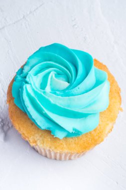 Lezzetli kek ya da krem şantili krem peynirli beyaz arka planda süslü kek. Mutlu yıllar, kartpostal.