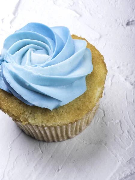 Heerlijke Cupcake Muffin Versierd Met Blauwe Slagroom Kaas Glazuur Witte — Stockfoto