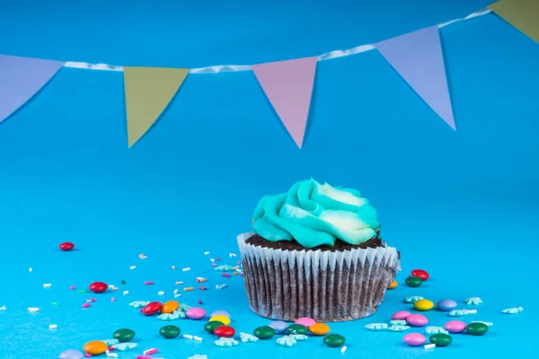 Bolo Chocolate Com Chantilly Fundo Azul Decorado Com Flocos Neve — Fotografia de Stock