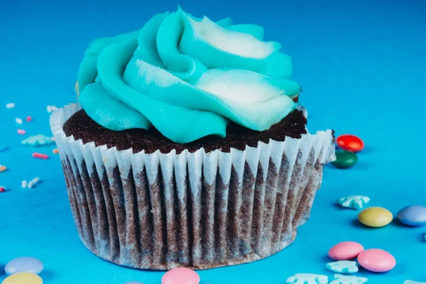 Bolo Chocolate Com Chantilly Fundo Azul Decorado Com Flocos Neve — Fotografia de Stock