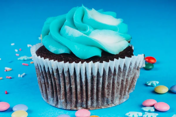 Bolo Chocolate Com Chantilly Fundo Azul Decorado Com Flocos Neve — Fotografia de Stock