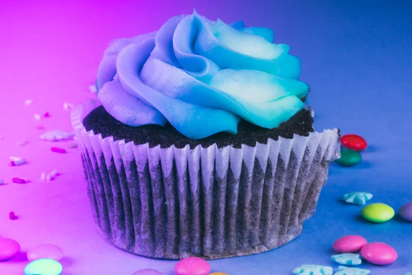 Chocolate Cupcake Com Chantilly Fundo Azul Decorado Com Flocos Neve — Fotografia de Stock