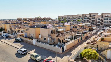 Teraslı ve şemsiyeli evlerin zemin kat manzarası..