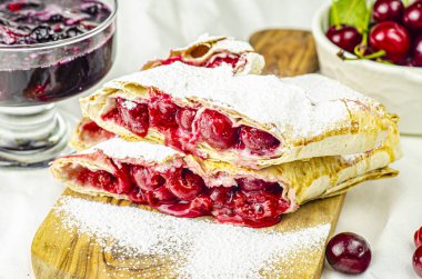 Vişne strudel beyaz yemekleri ile yakın çekim