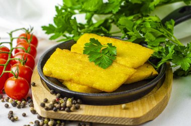 Soğan ve pastırmalı mısır lapası.