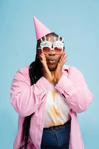 Attraktive Aufgeregte Afroamerikanerin Mit Stylischer Party Brille Geburtstagskegel Und Blick — Stockfoto
