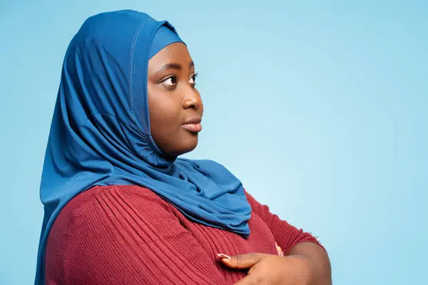 Profilo Attraente Donna Religiosa Che Indossa Hijab Blu Elegante Guardando — Foto Stock