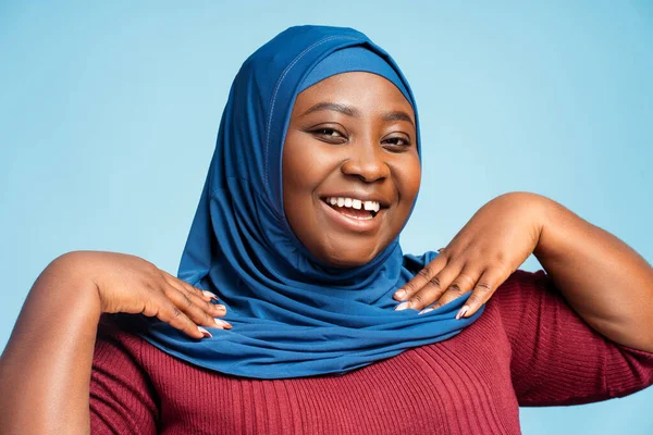 Ritratto Bella Donna Musulmana Sorridente Che Indossa Hijab Tradizionale Isolato — Foto Stock