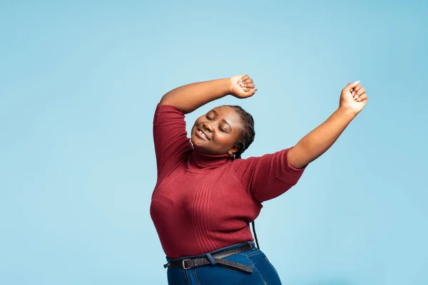 Attraktive Lächelnde Positive Afroamerikanerin Lässiger Kleidung Mit Geschlossenen Augen Die — Stockfoto