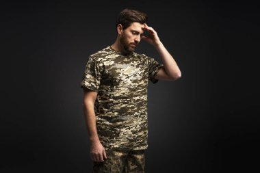 Üzgün sakallı adamın portresi, asker, gazi, duygusal stres, baş ağrısı, psikolojik desteğe ihtiyacı var. 