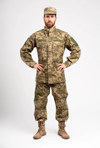 Kamuflaj Üniforması Giyen Yakışıklı Profesyonel Asker Beyaz Arka Planda Izole — Stok fotoğraf