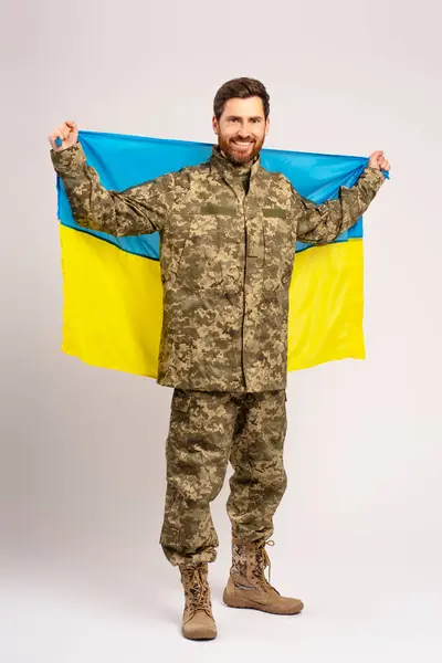 Yakışıklı Sakallı Asker Askeri Kamuflaj Üniforması Giyen Elinde Ukrayna Bayrağı — Stok fotoğraf