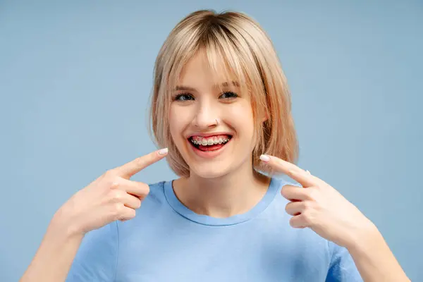 Lachende Mooie Jonge Vrouw Met Blond Haar Met Amerikaanse Vlag — Stockfoto