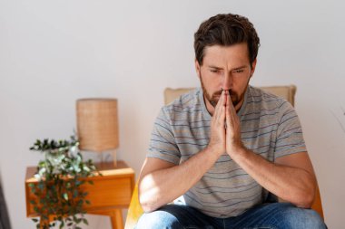 İnsan düşünceli bir şekilde oturup, sıkıca sarılmış ellerle, kararları düşünür ve hayatın zorluklarına sessiz bir içgözlem anında kafa yorar.