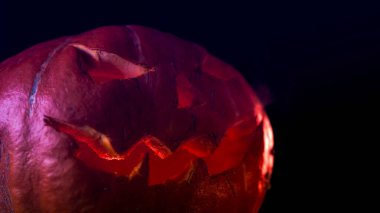 Cadılar Bayramı ve Ölüler Günü için kırmızı ve turuncu ışıklı balkabakları ve diğer dekoratif eşyalar.