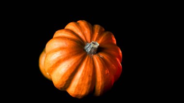 Cadılar Bayramı ve Ölüler Günü için kırmızı ve turuncu ışıklı balkabakları ve diğer dekoratif eşyalar.