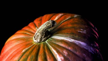 Cadılar Bayramı ve Ölüler Günü için kırmızı ve turuncu ışıklı balkabakları ve diğer dekoratif eşyalar.