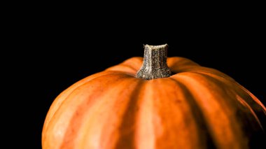 Cadılar Bayramı ve Ölüler Günü için kırmızı ve turuncu ışıklı balkabakları ve diğer dekoratif eşyalar.