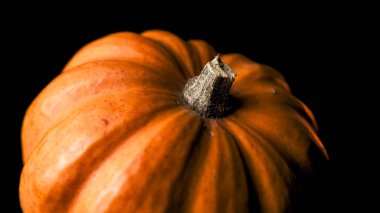 Cadılar Bayramı ve Ölüler Günü için kırmızı ve turuncu ışıklı balkabakları ve diğer dekoratif eşyalar.
