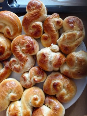 Fırından yeni çıkmış lezzetli ekmek manzarası ve satılık dükkanlara dağıtılmaya hazır.