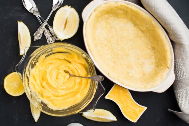 Sarı lemin lor ile pasta kabuk, düz gri arka plan üzerinde yatıyordu