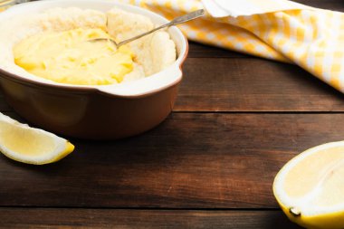 Limon lor kopya alanı merkezinde, yumuşak odak ile ahşap masa üzerinde pastayla hazırlanması