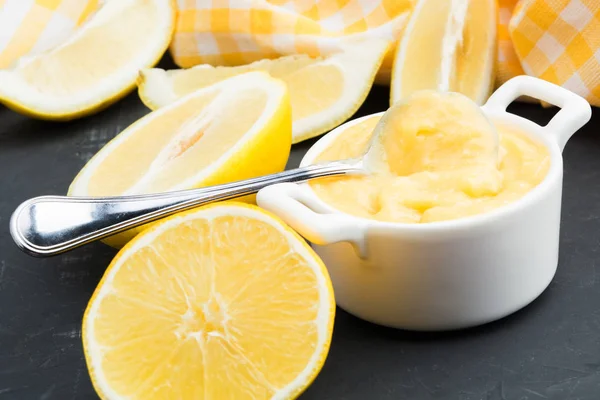 Citroenen Bereid Lemon Curd Witte Pot Met Lepel Grijze Achtergrond — Stockfoto