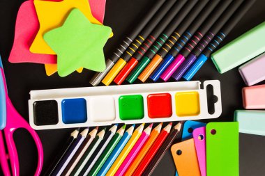 Renkli okul araçları ve aksesuarları tahtaya, düz yatıyordu; üstten görünüm