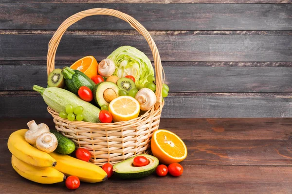 Cesta Mimbre Ligera Con Coloridas Frutas Verduras Orgánicas Naturales Ricas — Foto de Stock