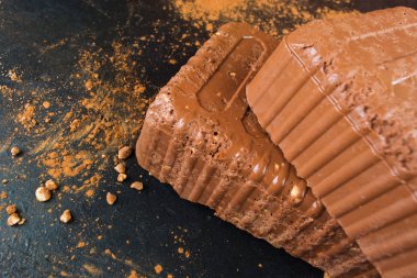 Sütlü çikolata ile fındık ve siyah arka plan üzerinde kopya alanı büyük bloklar