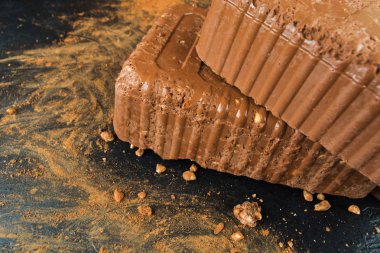 Kopya alanı ile siyah arka plan üzerinde kakao ile büyük bloklar halinde sütlü çikolata