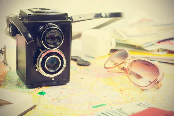 Old Camera Sunglasses Map Toned Photo Selective Focus Copy Space — Stock Photo, Image