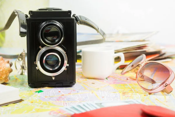 Oude Camera Zoals Reizen Concept Met Koffie Zonnebril Geld Kaart — Stockfoto