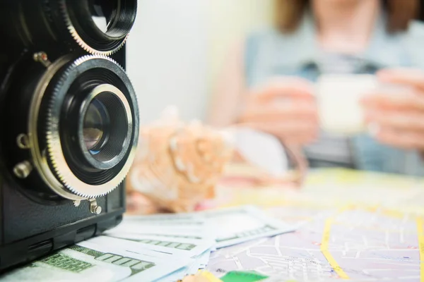 Oude Camera Soft Focus Sea Met Vrouw Met Koffie Hand — Stockfoto