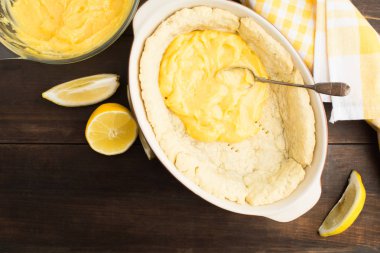 Limon köpek ile limon pastası Yemek, düz kopya alanı ile yatıyordu