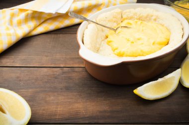 Kopya alanı ile kumlu Yapıştır ile limon pastası pişirme işlemi