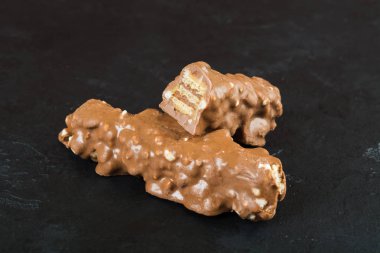 Waffle siyah arka plan üzerinde fındıklı çikolata