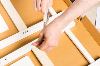 Adam açık paketiyle vida çivi ve mobilya montaj, seçici odak için Araçlar